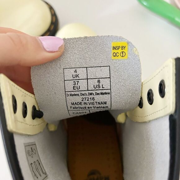 NWOT Doc Marten 1460 WOMEN'S PATENT LEATHER LACE UP BOOTS 6 - Picture 7 of 8